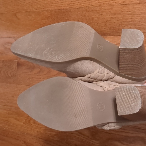 Universal Thread Booties - Picture 4 of 7